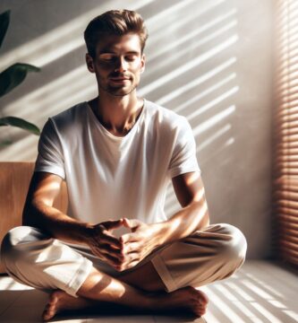 imagen de una persona meditando junto a su ventana